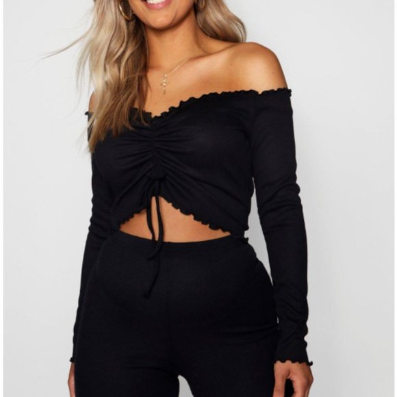 Boohoo Plus Tops - NWT- Plus Rib Ruffle Edge Ruched Crop Top